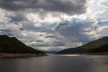 Gün batımında bulutlu renkli dramatik gökyüzü