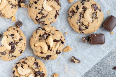 Gri masada çikolatalı kurabiyeler