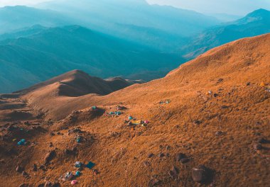 Mulayit Taung sabah güneşinin altın ışığı ve Mulayit Dağı 'nın üzerindeki sis, Myanmar