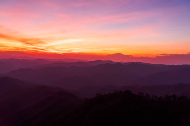Gün batımında bulutlu renkli dramatik gökyüzü