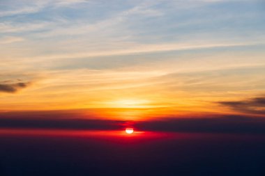 Gün batımında bulutlu renkli dramatik gökyüzü