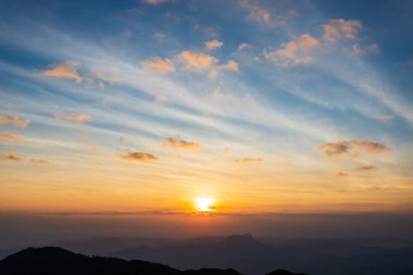 Gün batımında bulutlu renkli dramatik gökyüzü