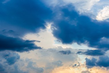 Gün batımında bulutlu renkli dramatik gökyüzü