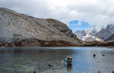 Çin, Sichuan 'daki Doacheng Yading Ulusal Parkı' nda 5 Renk Gölü. Son Shangri-la
