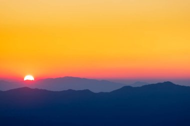 Gün batımında bulutlu renkli dramatik gökyüzü