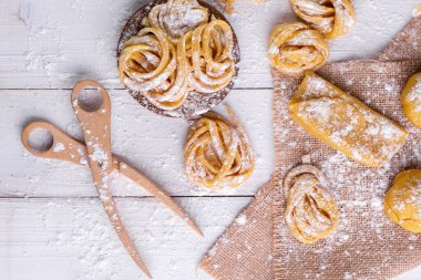 Makarna içerikli makarna koyu ahşap masa manzaralı.