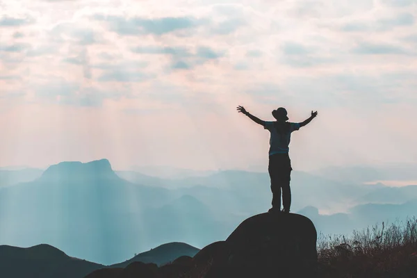 Dağın zirvesinde Siluet 'i gezer, başarı konsepti