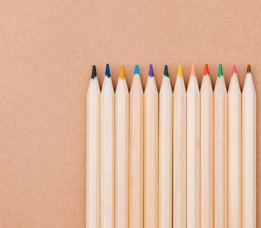 renkli boya kalemleri izole edilmiş vintage biçimi