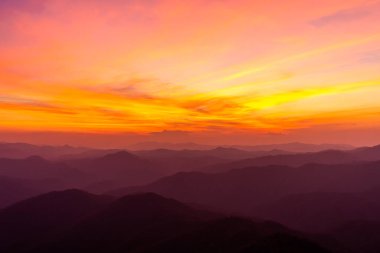 Gün batımında bulutlu renkli dramatik gökyüzü