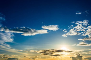 Gün batımında bulutlu renkli dramatik gökyüzü