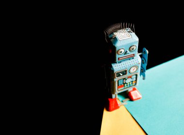 Eski model robot teneke oyuncak