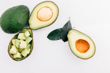 Beyaz arka planda izole edilmiş taze avokado meyveleri