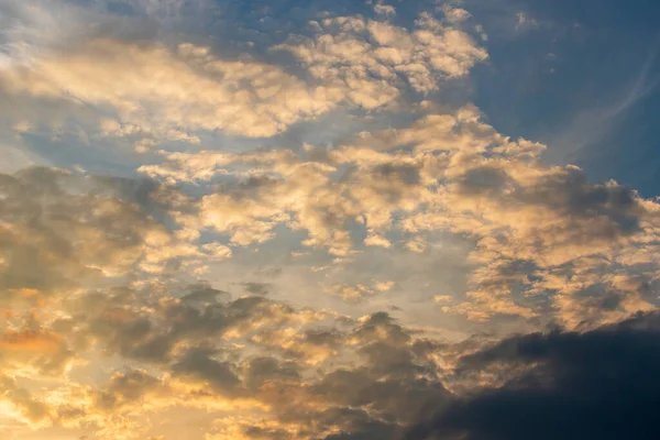 Kleurrijke Dramatische Hemel Met Wolk Bij Zonsondergang — Stockfoto