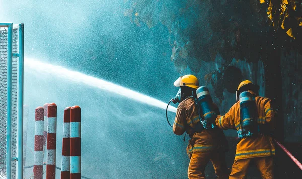 Strażacy Rozpylają Wodę Dzikiego Ognia — Zdjęcie stockowe