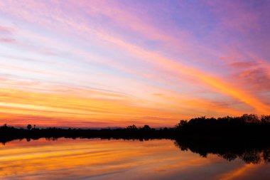 Gün batımında bulutlu renkli dramatik gökyüzü