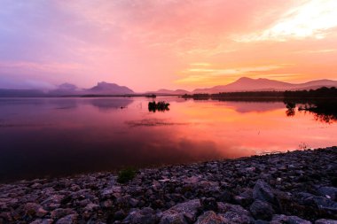 Gün batımında bulutlu renkli dramatik gökyüzü