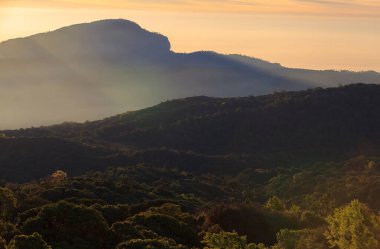 Güneşin battığı dağlarda güzel bir yaz manzarası