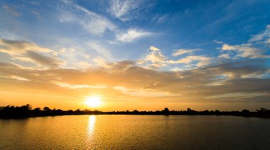 Gün batımında bulutlu renkli dramatik gökyüzü