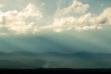 Gün batımında bulutlu renkli dramatik gökyüzü