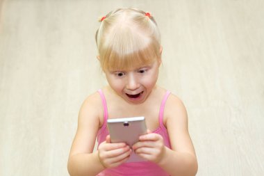 hareket eden telefon ile pembe elbiseli küçük kız korkuyor