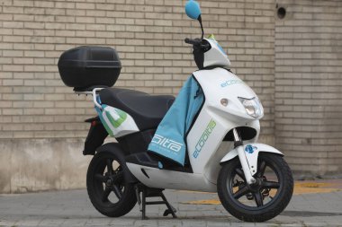 Madrid, İspanya - 19 Mayıs 2020: O 'Donell caddesinde park edilmiş eCooltra şirketinin ortak sistem taşıma servisinin elektrikli motosikleti.