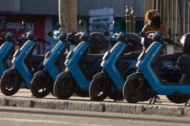 Madrid, İspanya - 19 Mayıs 2020: Movo şirketinin elektrik motorsikleti, O 'Donell caddesinde park halinde..