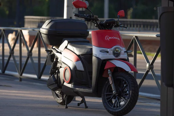 Madrid, İspanya - 19 Mayıs 2020: Acciona şirketinin elektrik motorsikleti, O 'Donell caddesinde park halinde..