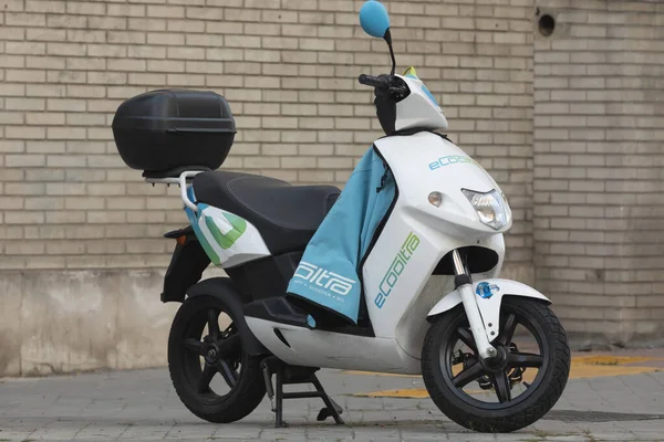 Madrid, İspanya - 19 Mayıs 2020: O 'Donell caddesinde park edilmiş eCooltra şirketinin ortak sistem taşıma servisinin elektrikli motosikleti.