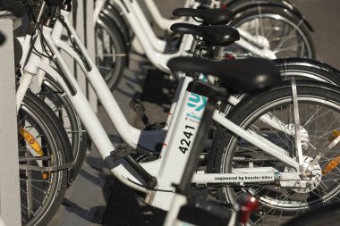 Madrid, İspanya - 19 Mayıs 2020: O 'Donell caddesine park edilmiş EMT kamu kuruluşundan biiciMAD kamu taşımacılık hizmetinden elektrikli bisikletler.