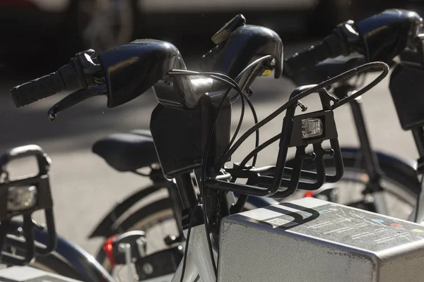 Madrid, İspanya - 19 Mayıs 2020: O 'Donell caddesine park edilmiş EMT kamu kuruluşundan biiciMAD kamu taşımacılık hizmetinden elektrikli bisikletler.