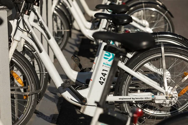 Madrid, İspanya - 19 Mayıs 2020: O 'Donell caddesine park edilmiş EMT kamu kuruluşundan biiciMAD kamu taşımacılık hizmetinden elektrikli bisikletler.