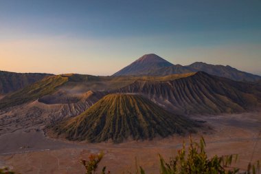 Aktif volkan Bromo 'daki manzara ve gün doğumu detayları ve Endonezya' nın Doğu Cava kentindeki King Kong Hill perspektifinden Tengger Massif..