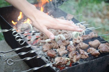 Şiş kebap pişirme.