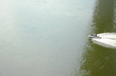 Su motosikleti yeşil nehirde