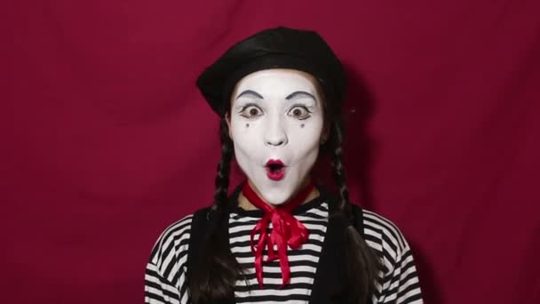 Beautiful Girl Mime Smiles Shows Thumb Nods Approvingly While Looking — Stock Video