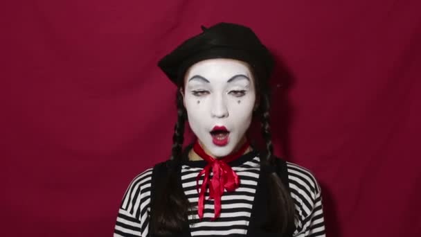 Belle Fille Mime Hoche Tête Affirmativement Dit Oui Regardant Caméra — Video