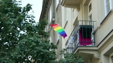 Lgbt toplumunun bayrağı rüzgarda dalgalanıyor. Lgbt topluluğunun bayrağı apartmanın balkonuna sabitlendi..
