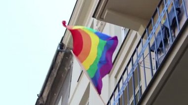 Lgbt toplumunun bayrağı rüzgarda dalgalanıyor. Lgbt topluluğunun bayrağı apartmanın balkonuna sabitlendi..