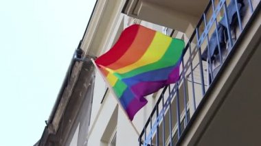 Lgbt toplumunun bayrağı rüzgarda dalgalanıyor. Lgbt topluluğunun bayrağı apartmanın balkonuna sabitlendi..