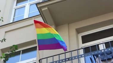 Lgbt toplumunun bayrağı rüzgarda dalgalanıyor. Lgbt topluluğunun bayrağı apartmanın balkonuna sabitlendi..
