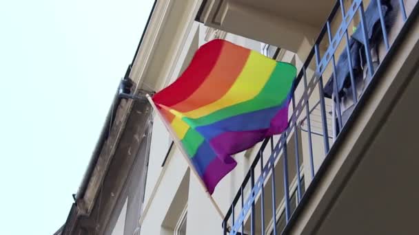 Vlajka Komunity Lgbt Vlaje Větru Vlajka Komunity Lgbt Upevněna Balkóně — Stock video