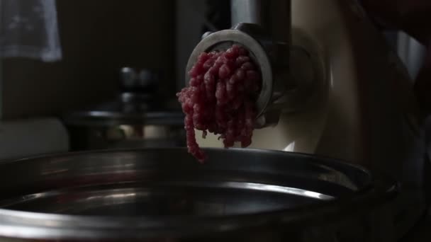 Close Meat Grinder Grinds Fresh Meat Minced Meat Chef Cooks — Stock Video