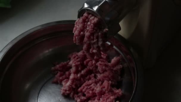Κοντινό Πλάνο Μηχανή Κιμά Κρέατος Αλέθει Φρέσκο Κρέας Κιμά Σεφ — Αρχείο Βίντεο