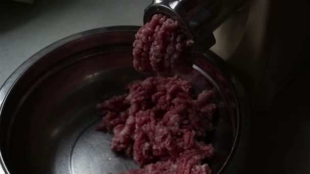Close Moedor Carne Moagem Carne Fresca Carne Picada Chef Cozinha — Vídeo de Stock