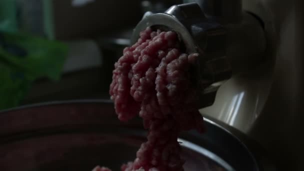 特写肉磨机将新鲜肉磨碎成肉片 厨师用电动切碎机烹调新鲜肉片 — 图库视频影像