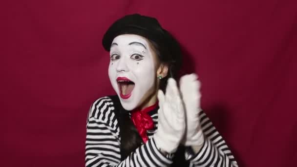 Beautiful Mime Girl Enthusiastically Claps Her Hands Smiles Looks Camera — Stock Video