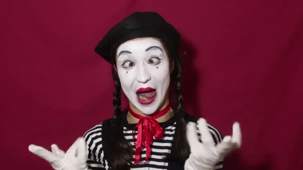 Piękne Mime Girl Grimaces Śmieszne Spojrzenia Aparat Piękna Mimowa Dziewczyna — Wideo stockowe