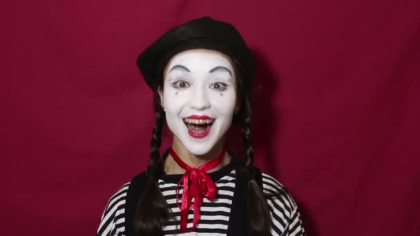 Красивая Девушка Пантомима Кивает Головой Говорит Глядя Камеру Красивая Пантомима — стоковое видео