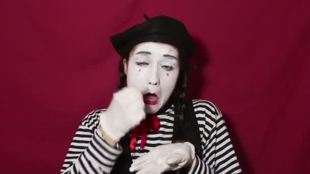 Belle Fille Mime Représente Fort Bouleversé Pleurer Regardant Caméra Une — Video