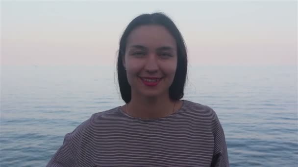 Portrait Une Jeune Belle Fille Sur Fond Mer Bleue Gros — Video